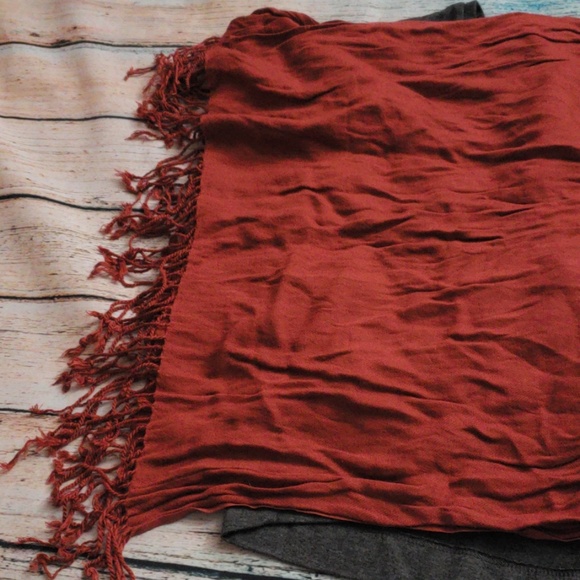 Red scarf - Picture 2 of 2